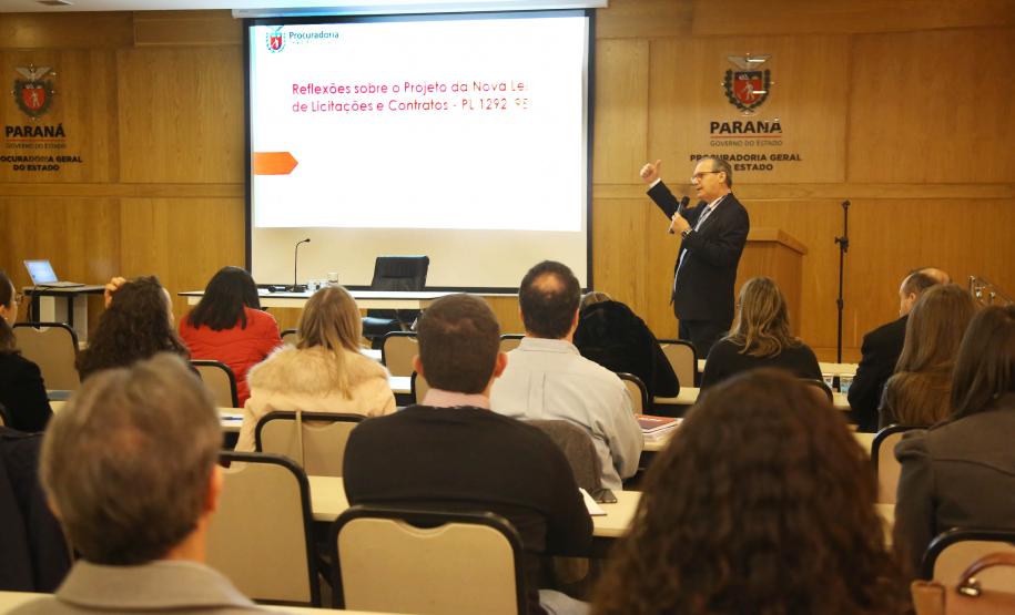 PGE apresenta mudanças na Lei de Licitação a servidores