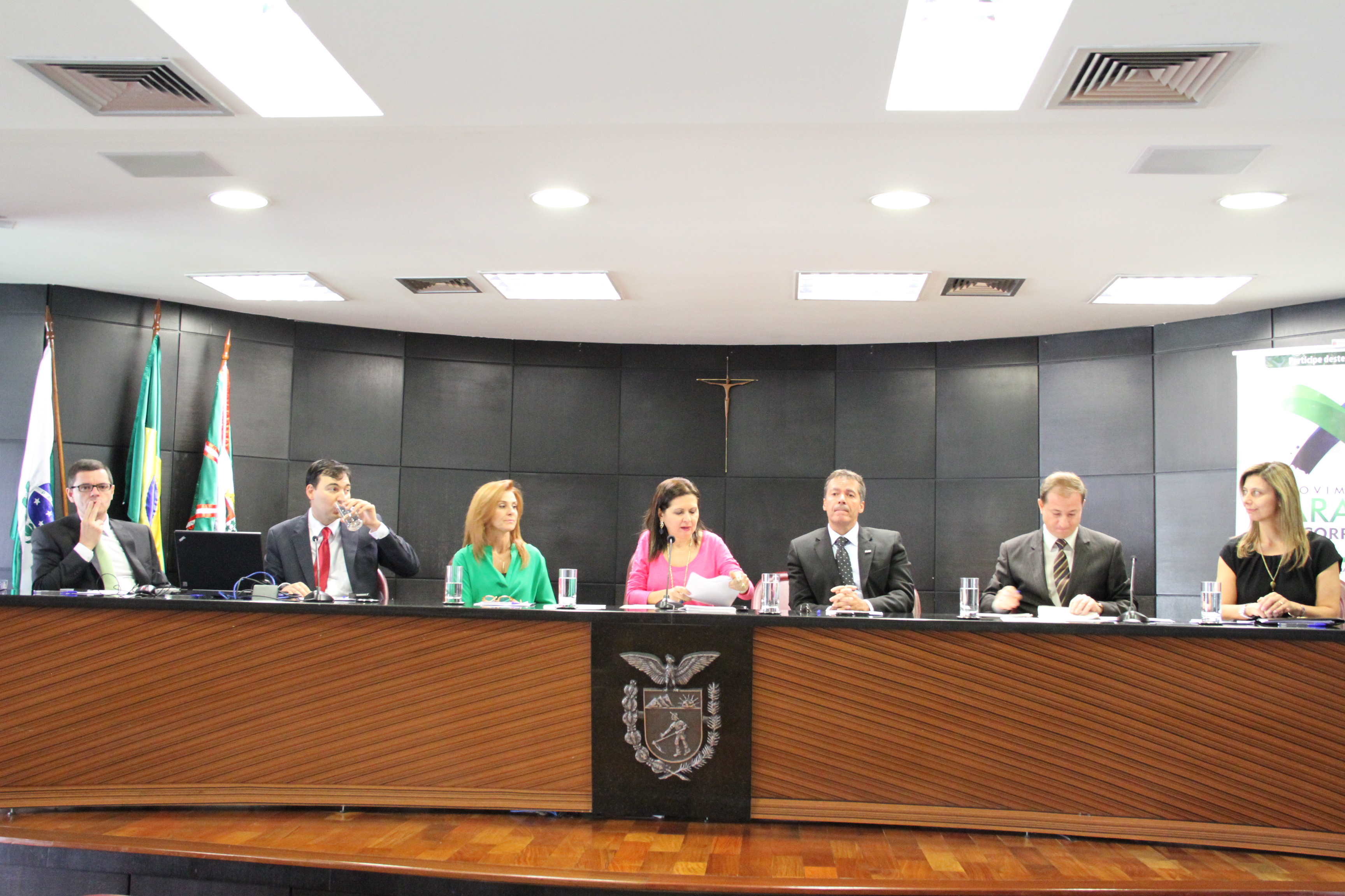 Da esquerda para a direita: procurador de Justiça Mauro Sérgio Rocha, procurador de Justiça Eduardo Cambi, procuradora-geral do Estado Marisa Zandonai, procuradora-geral de Justiça em exercício Samia Saad Galotti Bonavides, controlador geral do Estado Carlos Eduardo Moura, procurador de Justiça Fábio Guaragni e procuradora do Estado Leila Cuéllar
