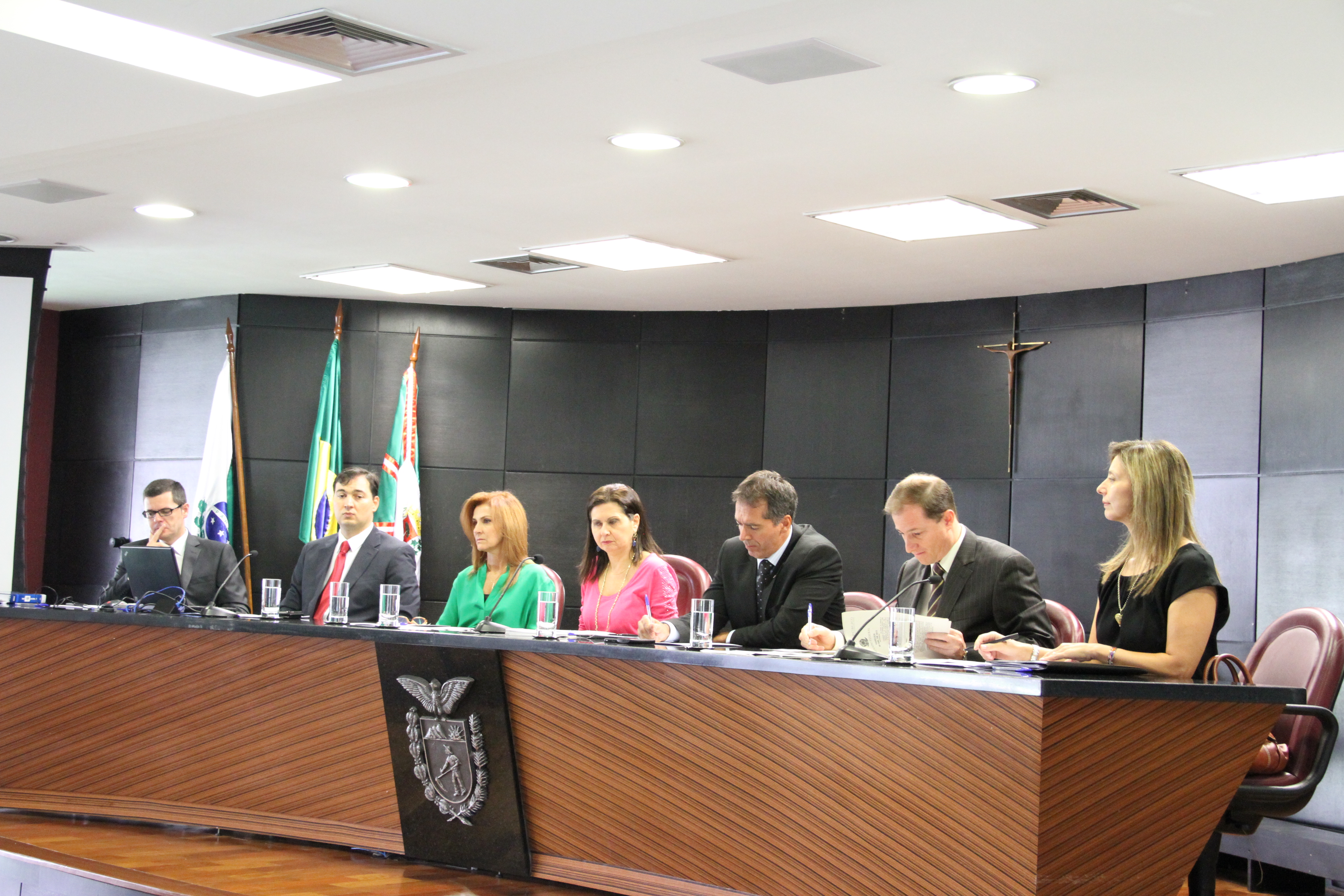 Da esquerda para a direita: procurador de Justiça Mauro Sérgio Rocha, procurador de Justiça Eduardo Cambi, procuradora-geral do Estado Marisa Zandonai, procuradora-geral de Justiça em exercício Samia Saad Galotti Bonavides, controlador geral do Estado Carlos Eduardo Moura, procurador de Justiça Fábio Guaragni e procuradora do Estado Leila Cuéllar