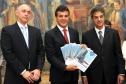 Governador Beto Richa, recebe coletânea de cadernos orientadores para a contratação de obras e serviços de engenharia, assina protocolo de intenções entre a Secretaria de Estado da Infraestrutura e Logística e IPARDES - Instituto Paranaense de Desenvolvimento Econômico e Social, termo contratual entre a Secretaria de Estado da Infraesetrutura e Logística e TECPAR - Instituto de Tecnologia do Paraná, anúncia o pagamento do primeiro lote de precatórios de pequeno valor, entrega ao Tribunal de