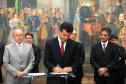 Governador Beto Richa, recebe coletânea de cadernos orientadores para a contratação de obras e serviços de engenharia, assina protocolo de intenções entre a Secretaria de Estado da Infraestrutura e Logística e IPARDES - Instituto Paranaense de Desenvolvimento Econômico e Social, termo contratual entre a Secretaria de Estado da Infraesetrutura e Logística e TECPAR - Instituto de Tecnologia do Paraná, anúncia o pagamento do primeiro lote de precatórios de pequeno valor, entrega ao Tribunal de