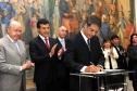 Governador Beto Richa, recebe coletânea de cadernos orientadores para a contratação de obras e serviços de engenharia, assina protocolo de intenções entre a Secretaria de Estado da Infraestrutura e Logística e IPARDES - Instituto Paranaense de Desenvolvimento Econômico e Social, termo contratual entre a Secretaria de Estado da Infraesetrutura e Logística e TECPAR - Instituto de Tecnologia do Paraná, anúncia o pagamento do primeiro lote de precatórios de pequeno valor, entrega ao Tribunal de