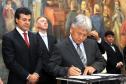 Governador Beto Richa, recebe coletânea de cadernos orientadores para a contratação de obras e serviços de engenharia, assina protocolo de intenções entre a Secretaria de Estado da Infraestrutura e Logística e IPARDES - Instituto Paranaense de Desenvolvimento Econômico e Social, termo contratual entre a Secretaria de Estado da Infraesetrutura e Logística e TECPAR - Instituto de Tecnologia do Paraná, anúncia o pagamento do primeiro lote de precatórios de pequeno valor, entrega ao Tribunal de