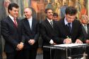 Governador Beto Richa, recebe coletânea de cadernos orientadores para a contratação de obras e serviços de engenharia, assina protocolo de intenções entre a Secretaria de Estado da Infraestrutura e Logística e IPARDES - Instituto Paranaense de Desenvolvimento Econômico e Social, termo contratual entre a Secretaria de Estado da Infraesetrutura e Logística e TECPAR - Instituto de Tecnologia do Paraná, anúncia o pagamento do primeiro lote de precatórios de pequeno valor, entrega ao Tribunal de