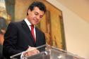 Governador Beto Richa, recebe coletânea de cadernos orientadores para a contratação de obras e serviços de engenharia, assina protocolo de intenções entre a Secretaria de Estado da Infraestrutura e Logística e IPARDES - Instituto Paranaense de Desenvolvimento Econômico e Social, termo contratual entre a Secretaria de Estado da Infraesetrutura e Logística e TECPAR - Instituto de Tecnologia do Paraná, anúncia o pagamento do primeiro lote de precatórios de pequeno valor, entrega ao Tribunal de