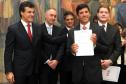 Governador Beto Richa, recebe coletânea de cadernos orientadores para a contratação de obras e serviços de engenharia, assina protocolo de intenções entre a Secretaria de Estado da Infraestrutura e Logística e IPARDES - Instituto Paranaense de Desenvolvimento Econômico e Social, termo contratual entre a Secretaria de Estado da Infraesetrutura e Logística e TECPAR - Instituto de Tecnologia do Paraná, anúncia o pagamento do primeiro lote de precatórios de pequeno valor, entrega ao Tribunal de
