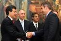 Governador Beto Richa, recebe coletânea de cadernos orientadores para a contratação de obras e serviços de engenharia, assina protocolo de intenções entre a Secretaria de Estado da Infraestrutura e Logística e IPARDES - Instituto Paranaense de Desenvolvimento Econômico e Social, termo contratual entre a Secretaria de Estado da Infraesetrutura e Logística e TECPAR - Instituto de Tecnologia do Paraná, anúncia o pagamento do primeiro lote de precatórios de pequeno valor, entrega ao Tribunal de