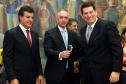 Governador Beto Richa, recebe coletânea de cadernos orientadores para a contratação de obras e serviços de engenharia, assina protocolo de intenções entre a Secretaria de Estado da Infraestrutura e Logística e IPARDES - Instituto Paranaense de Desenvolvimento Econômico e Social, termo contratual entre a Secretaria de Estado da Infraesetrutura e Logística e TECPAR - Instituto de Tecnologia do Paraná, anúncia o pagamento do primeiro lote de precatórios de pequeno valor, entrega ao Tribunal de
