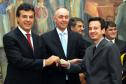 Governador Beto Richa, recebe coletânea de cadernos orientadores para a contratação de obras e serviços de engenharia, assina protocolo de intenções entre a Secretaria de Estado da Infraestrutura e Logística e IPARDES - Instituto Paranaense de Desenvolvimento Econômico e Social, termo contratual entre a Secretaria de Estado da Infraesetrutura e Logística e TECPAR - Instituto de Tecnologia do Paraná, anúncia o pagamento do primeiro lote de precatórios de pequeno valor, entrega ao Tribunal de