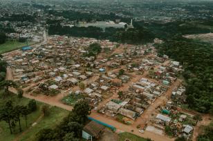 Texto: AEN-PR https://www.aen.pr.gov.br/Noticia/Acordo-intermediado-pelo-Estado-regulariza-terreno-da-Vila-Tiradentes-em-Curitiba