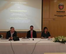 O professor Gustavo Justino de Oliveira falou sobre Mitos da Arbitragem com o Poder Público. À mesa com Paulo Sérgio Rosso, procurador-geral, e Leila Cuéllar, coordenadora de Estudos Jurídicos 