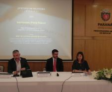 O professor Gustavo Justino de Oliveira falou sobre Mitos da Arbitragem com o Poder Público. À mesa com Paulo Sérgio Rosso, procurador-geral, e Leila Cuéllar, coordenadora de Estudos Jurídicos 