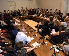 O governador Beto Richa ratificou o acordo mediado pelo Tribunal Regional do Trabalho, que põe fim a uma ação ajuizada há 28 anos por profissionais do magistério. É o maior acordo judicial, em termos de valores e pessoas beneficiadas, já feito no Paraná. 