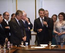 O governador Beto Richa ratificou o acordo mediado pelo Tribunal Regional do Trabalho, que põe fim a uma ação ajuizada há 28 anos por profissionais do magistério. É o maior acordo judicial, em termos de valores e pessoas beneficiadas, já feito no Paraná. 