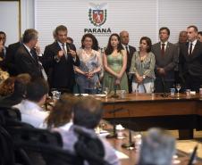 O governador Beto Richa ratificou o acordo mediado pelo Tribunal Regional do Trabalho, que põe fim a uma ação ajuizada há 28 anos por profissionais do magistério. É o maior acordo judicial, em termos de valores e pessoas beneficiadas, já feito no Paraná. 