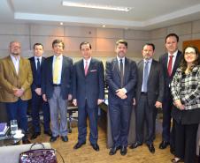 A partir da esquerda, os procuradores Marco Antônio Berberi e Edivaldo Aparecido de Jesus, o diretor-geral da PGE/PR, Joel Samways Neto, o presidente do TRF4, desembargador Thompson Flores, o procurador-chefe da PGE/PR, Paulo Sergio Rosso, e os magistrados federais Pereira Junior, Quadros da Silva e Patrícia Panasolo