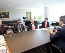 O governador Beto Richa e o presidente do Tribunal de Justiça do Paraná, Renato Braga Bettega, assinaram convênio nesta segunda-feira (13). A partir de agora, quem não pagar os custos dos processos que tramitaram na Justiça poderá ser inscrito na Dívida Ativa do Estado. 