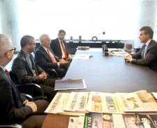 O governador Beto Richa e o presidente do Tribunal de Justiça do Paraná, Renato Braga Bettega, assinaram convênio nesta segunda-feira (13). A partir de agora, quem não pagar os custos dos processos que tramitaram na Justiça poderá ser inscrito na Dívida Ativa do Estado. 