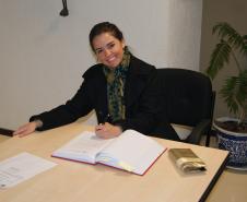 Dra. Karen, assinando o Livro de Posse.