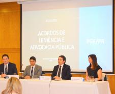 Mesa de conferência com Ministro Wagner Rosário