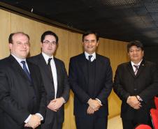 Da esquerda para direita: Dr. Leonardo Mattietto - Diretor da Escola Superior de Advocacia Pública do Estado do RJ, Dr. Luiz Henrique Sormani Barbugiani - Procurador Chefe da Coordenadoria de Estudos Jurídicos da PGE/PR, Dr. Carlos de Almeida Prado Bacellar - Coordenador do Arquivo Público de São Paulo, Dr. Miguel Ramos Campos - Procurador Chefe do Núcleo Jurídico da Administração da Casa Civil do Estado do PR