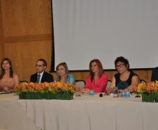 Mesa de abertura composta pela procuradora-chefe da Coordenadoria de Estudos Jurídicos, Dra. Leila Cuellar; subprocurador-geral Guilherme Soares; secretária da Fazenda e procuradora Jozélia Nogueira; procuradora-geral Marisa Zandonai; presidente da Apep e procuradora Eunice Fumagalli Martins e Scheer; e chefe de gabinete da Procuradoria Geral, Bráulio Cesco Fleury