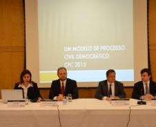 Coordenadora de Estudos Jurídicos da PGE, Leila Cuéllar, palestrante Vicente de Paula Ataide Junior, procurador geral Ubirajara Ayres Gasparin, e coordenador da Mesa, procurador Roberto Benghi Del Claro