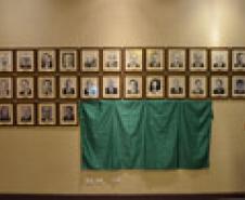 Os retratos dos quatro mais recentes procuradores-gerais do Estado do Paraná, Dr. Júlio Cesar Zem Cardoso, Dra. Jozélia Nogueira, Dra. Marisa Zandonai e Dr. Ubirajara Ayres Gasparin, foram afixados nesta quarta-feira (01) na Galeria de Retratos de Ex-Procuradores-Gerais.
