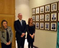 Os retratos dos quatro mais recentes procuradores-gerais do Estado do Paraná, Dr. Júlio Cesar Zem Cardoso, Dra. Jozélia Nogueira, Dra. Marisa Zandonai e Dr. Ubirajara Ayres Gasparin, foram afixados nesta quarta-feira (01) na Galeria de Retratos de Ex-Procuradores-Gerais.
