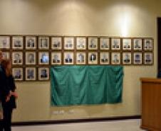 Os retratos dos quatro mais recentes procuradores-gerais do Estado do Paraná, Dr. Júlio Cesar Zem Cardoso, Dra. Jozélia Nogueira, Dra. Marisa Zandonai e Dr. Ubirajara Ayres Gasparin, foram afixados nesta quarta-feira (01) na Galeria de Retratos de Ex-Procuradores-Gerais.

