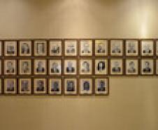 Os retratos dos quatro mais recentes procuradores-gerais do Estado do Paraná, Dr. Júlio Cesar Zem Cardoso, Dra. Jozélia Nogueira, Dra. Marisa Zandonai e Dr. Ubirajara Ayres Gasparin, foram afixados nesta quarta-feira (01) na Galeria de Retratos de Ex-Procuradores-Gerais.
