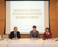 Professor da Fundação Getúlio Vargas, Carlos Ari Sundfeld, diretor-geral da Procuradoria-Geral do Estado, Diogo Saldanha Macorati, e coordenadora de Estudos Jurídicos da PGE, Leila Cuéllar