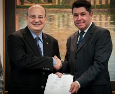 Zaki (à esquerda). “Fico muito feliz quando atendemos a demandas concretas da sociedade, como estamos fazendo hoje, mostrando que a UFPR não é uma torre de marfim”. Imagem: Samira Chami Neves.