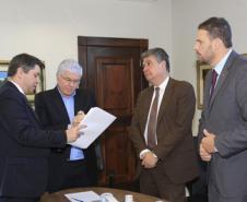 Assinatura da nova tabela dos advogados dativos. Assinaram o documento: secretário chefe da Casa Civil, Valdir Rossoni, Procurador Geral do Estado, Paulo Rosso, secretário da Fazenda, Mauro Ricardo e o presidente da OAB/Pr, José Augusto Noronha.Curitiba, 11-08-16.Foto: Arnaldo Alves / ANPr.
