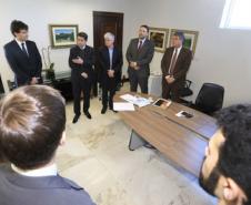 Assinatura da nova tabela dos advogados dativos. Assinaram o documento: secretário chefe da Casa Civil, Valdir Rossoni, Procurador Geral do Estado, Paulo Rosso, secretário da Fazenda, Mauro Ricardo e o presidente da OAB/Pr, José Augusto Noronha.Curitiba, 11-08-16.Foto: Arnaldo Alves / ANPr.