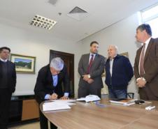 Assinatura da nova tabela dos advogados dativos. Assinaram o documento: secretário chefe da Casa Civil, Valdir Rossoni, Procurador Geral do Estado, Paulo Rosso, secretário da Fazenda, Mauro Ricardo e o presidente da OAB/Pr, José Augusto Noronha.Curitiba, 11-08-16.Foto: Arnaldo Alves / ANPr.