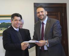 Assinatura da nova tabela dos advogados dativos. Assinaram o documento: secretário chefe da Casa Civil, Valdir Rossoni, Procurador Geral do Estado, Paulo Rosso, secretário da Fazenda, Mauro Ricardo e o presidente da OAB/Pr, José Augusto Noronha.Curitiba, 11-08-16.Foto: Arnaldo Alves / ANPr.
