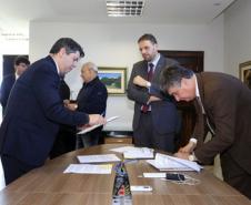 Assinatura da nova tabela dos advogados dativos. Assinaram o documento: secretário chefe da Casa Civil, Valdir Rossoni, Procurador Geral do Estado, Paulo Rosso, secretário da Fazenda, Mauro Ricardo e o presidente da OAB/Pr, José Augusto Noronha.Curitiba, 11-08-16.Foto: Arnaldo Alves / ANPr.