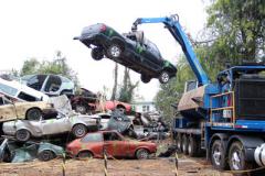 Destruição de carros no pátio da Delegacia de Furtos e Roubos é primeiro passo para construção de hospital.