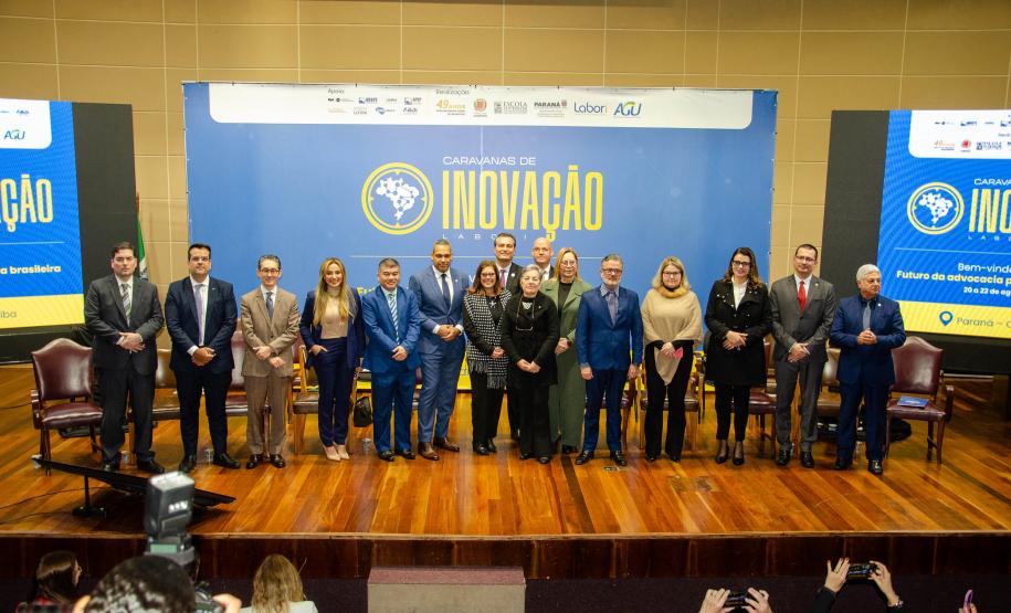 Iniciativa da Advocacia-Geral da União, projeto Caravanas da Inovação percorre os estados para debater o tema com procuradorias, por meio de workshops, treinamentos e desafios de inovação. O Paraná já recebeu a fase de evento online e agora realiza a etapa presencial.