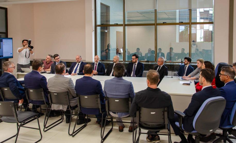 Estado firma acordo judicial que encerra passivo histórico da Ferroeste