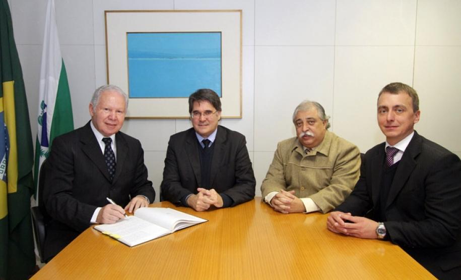Da esquerda para a direita: Presidente do Conselho Administrativo Henrique Naigeboren, Chefe da Casa Civil Luiz Eduardo Sebastiani, Presidente do ParanaPrevidência Jayme de Azevedo Lima e o Procurador do Estado Roberto Altheim