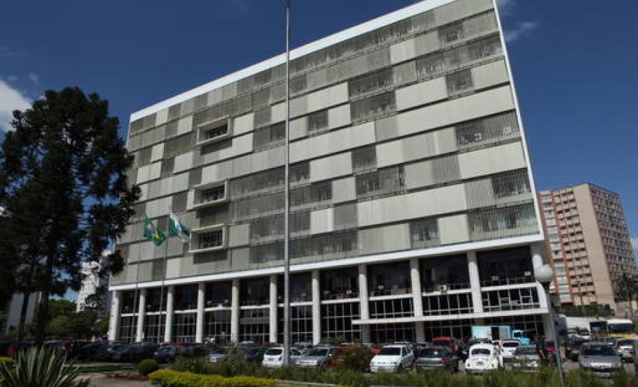 A determinação é para que o retorno se dê em 24 horas, sob pena de multa e desconto dos dias parados