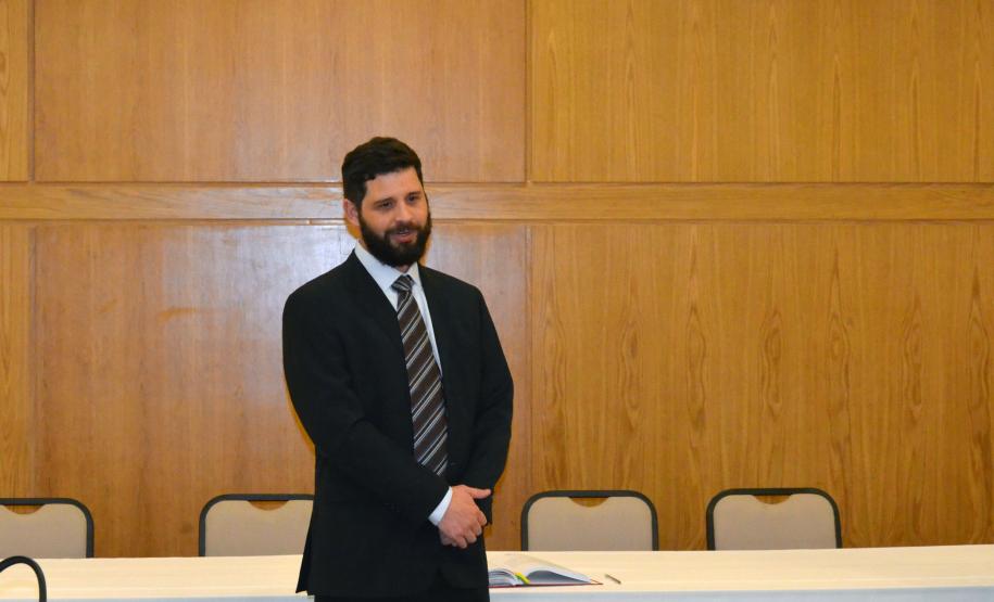 O procurador-geral do Estado, Paulo Sergio Rosso, deu posse, sexta-feira (11), ao procurador Renato Andrade Kersten. A solenidade foi na sede da PGE, em Curitiba. O novo procurador está lotado em Paranavaí.