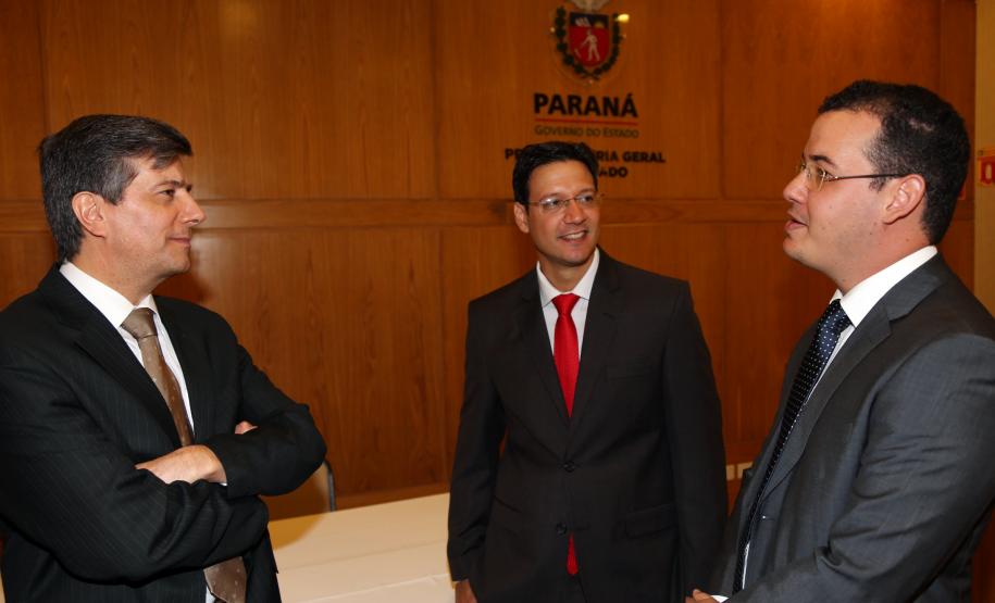 Diretor-Geral da PGE, Joel Samways Neto, em conversa com Rafael Costa Santos e Ítalo Medeiros Cisneiros.