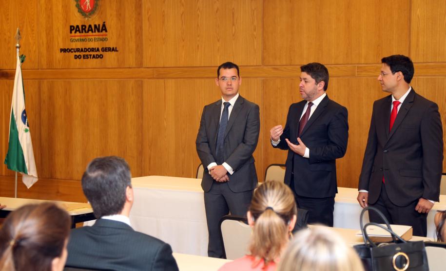Ítalo Medeiros Cisneiros e Rafael Costa Santos foram aprovados no último concurso e empossados pelo procurador-geral, Paulo Sérgio Rosso