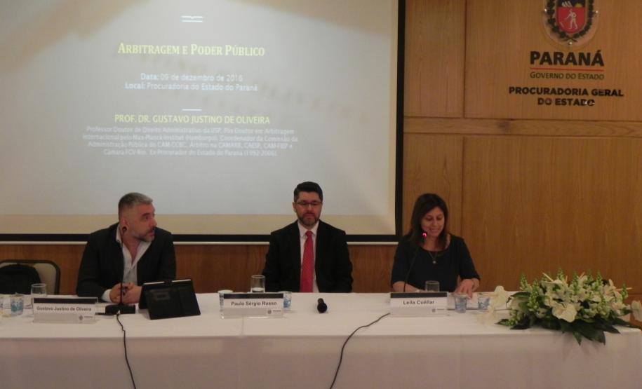 O professor Gustavo Justino de Oliveira falou sobre Mitos da Arbitragem com o Poder Público. À mesa com Paulo Sérgio Rosso, procurador-geral, e Leila Cuéllar, coordenadora de Estudos Jurídicos