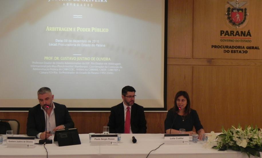 O professor Gustavo Justino de Oliveira falou sobre Mitos da Arbitragem com o Poder Público. À mesa com Paulo Sérgio Rosso, procurador-geral, e Leila Cuéllar, coordenadora de Estudos Jurídicos
