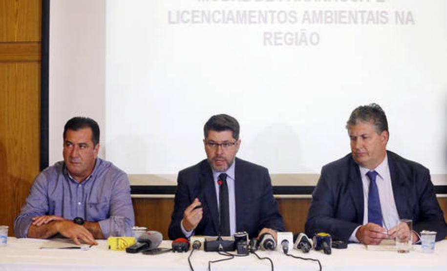 Não há irregularidade nas concessões de licenças ambientais, afirma PGE Coletiva Instituto Ambiental do Paraná (IAP) para esclarecimentos sobre o eixo modal de Paranaguá e licenciamentos ambientais na região. Participaram da coletiva o presidente do IAP, Luiz Tarcísio Mossato Pinto; o diretor-presidente da Administração dos Portos de Paranaguá e Antonina ( APPA), Luiz Henrique Dividino; e o procurador geral do Estado, Paulo Sérgio Rosso.