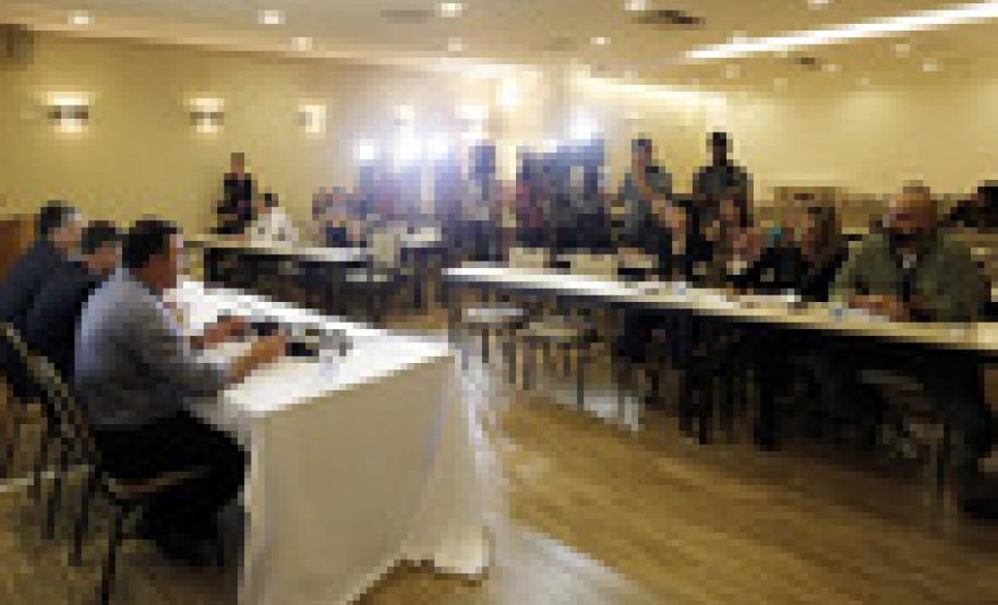 Não há irregularidade nas concessões de licenças ambientais, afirma PGE Coletiva Instituto Ambiental do Paraná (IAP) para esclarecimentos sobre o eixo modal de Paranaguá e licenciamentos ambientais na região. Participaram da coletiva o presidente do IAP, Luiz Tarcísio Mossato Pinto; o diretor-presidente da Administração dos Portos de Paranaguá e Antonina ( APPA), Luiz Henrique Dividino; e o procurador geral do Estado, Paulo Sérgio Rosso.